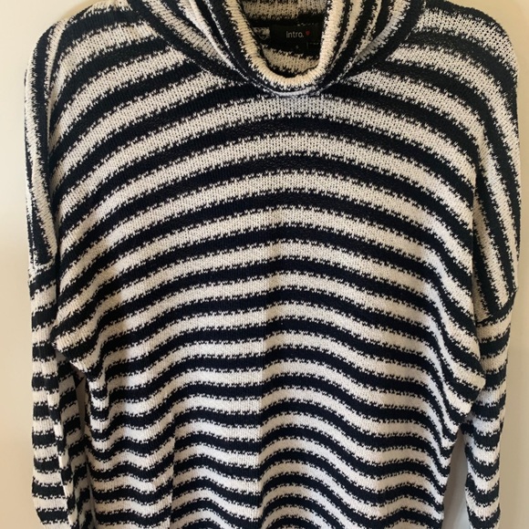 Intro. (S) Turtleneck Sweater - Picture 2 of 3